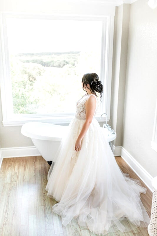 Bride posing in the Kendall Point bridal suite