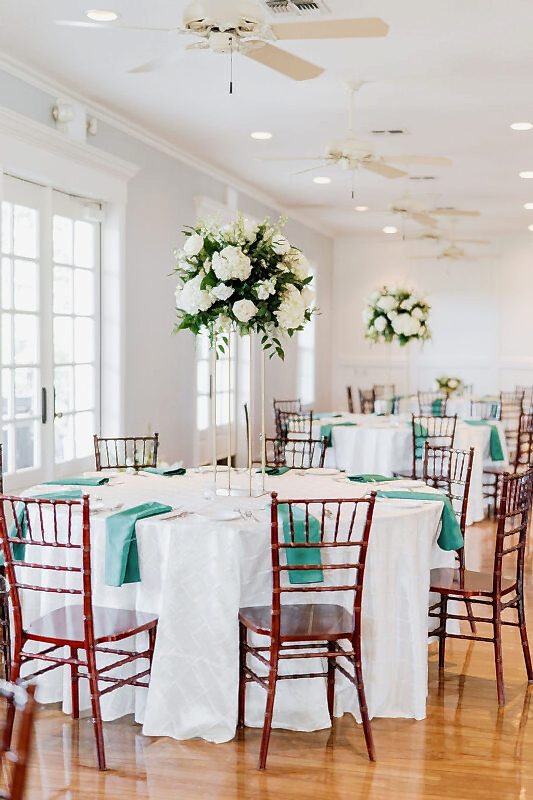 Emerald green accents at wedding reception