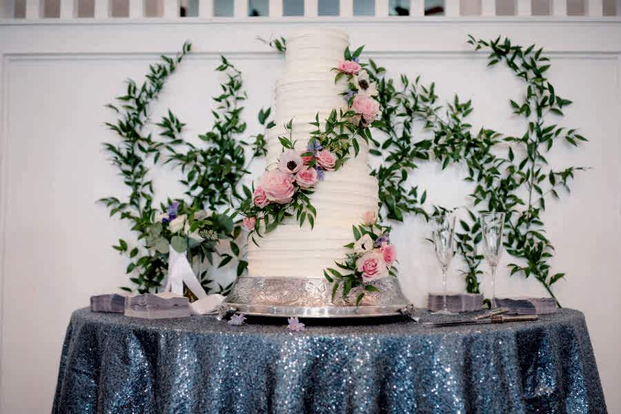 The cake with pink flowers as decoration.